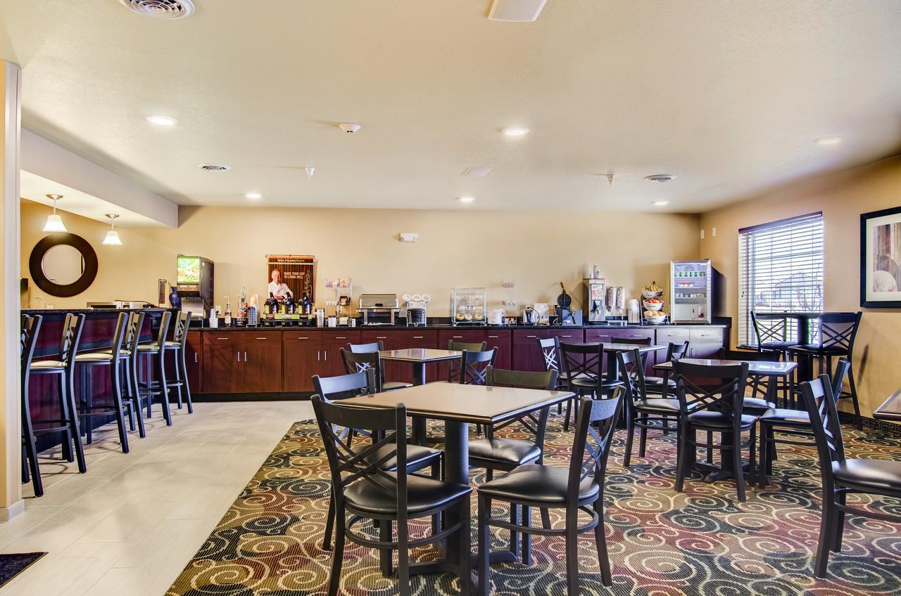 Castle Rock Inn & Suites - Quinter 외부 사진