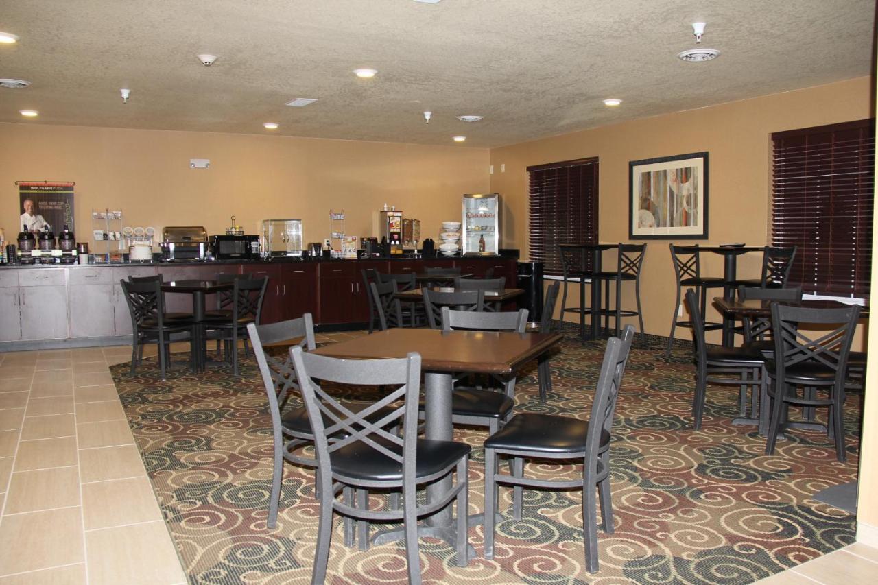 Castle Rock Inn & Suites - Quinter 외부 사진